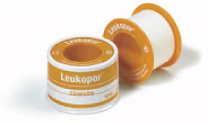 CEROTTO ADESIVO IPOALLERGENICO LEUKOPOR. SUPPORTO: TESSUTO NON TESSUTO BIANCO DI POLIESTERE E VISCOSA ADESIVO POLIACRILICO SENZA RESINE E GOMME NATURALI. 5X5CM MUTABILE - Farmadillo